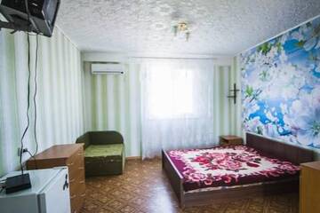 Фото номера Трехместный номер Гостевой дом Cottage Tatarskaya Bukhta г. Мысовое 3